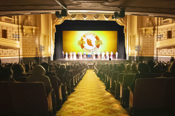 Shen-Yun-shenyun-audience-2019-1230-730pm-sanfrancisco-Curtain-shenyun-1 as Smart Object-1