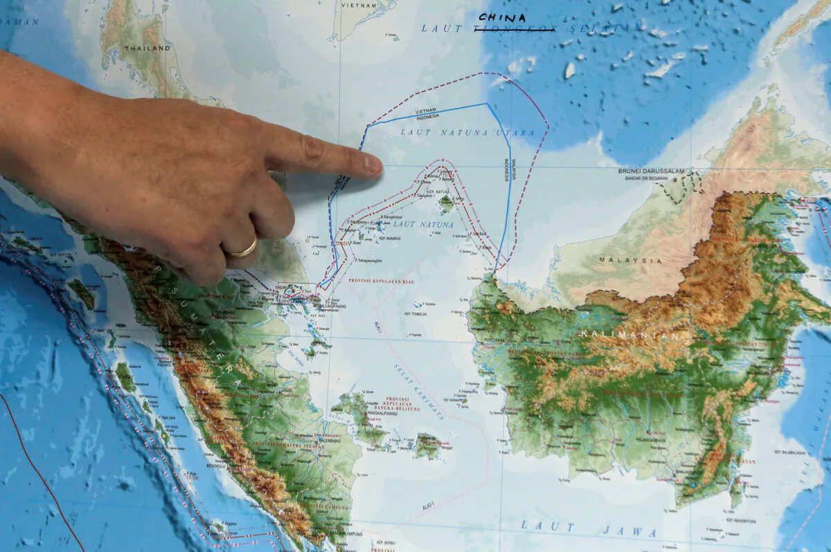 Indonesia's Deputy Minister for Maritime Affairs Arif Havas Oegroseno points at the location of North Natuna Sea on a new map of Indonesia during talks with reporters in Jakarta, Indonesia on July 14, 2017.  (Beawiharta/Reuters)