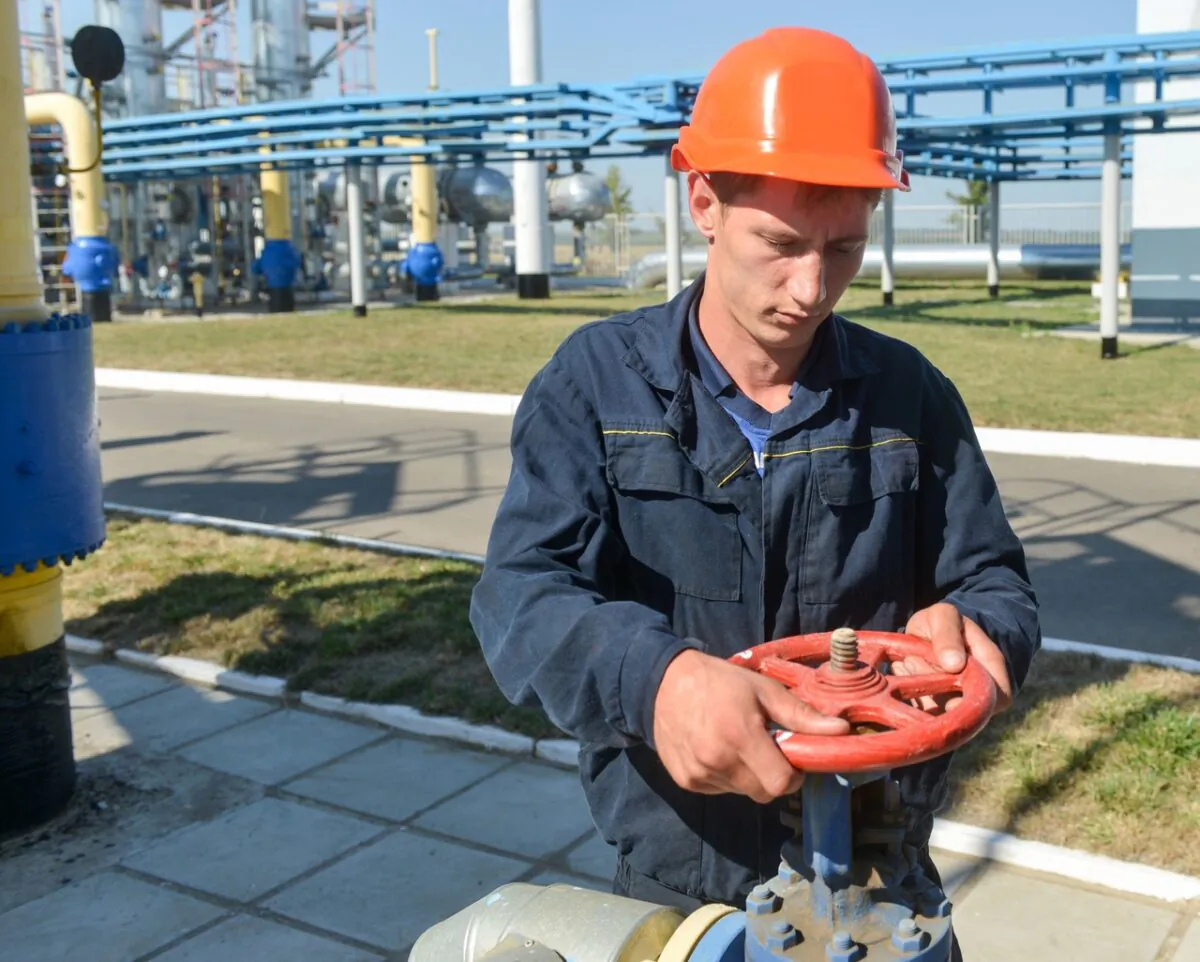 An employee works at a compressor station of Ukraine's Naftogaz national oil and gas company near the northeastern Ukrainian city of Kharkiv on August 5, 2014. (SERGEY BOBOK/AFP via Getty Images)