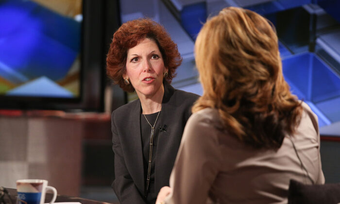 Cleveland Federal Reserve President Loretta Mester (L) talks with a reporter in New York, on April 1, 2016. (Rob Kim/Getty Images)