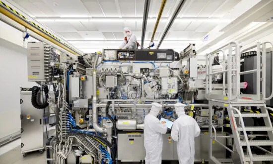 Trump Administration Pressed Dutch Hard to Cancel China Chip-Equipment Sale: Sources