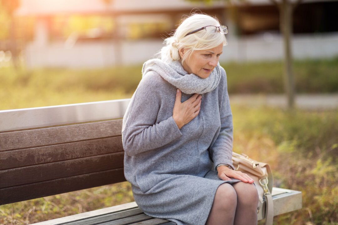 A sudden shortness of breath and chest pain could pass quickly, but you may have just had a heart attack. (pikselstock/Shutterstock)