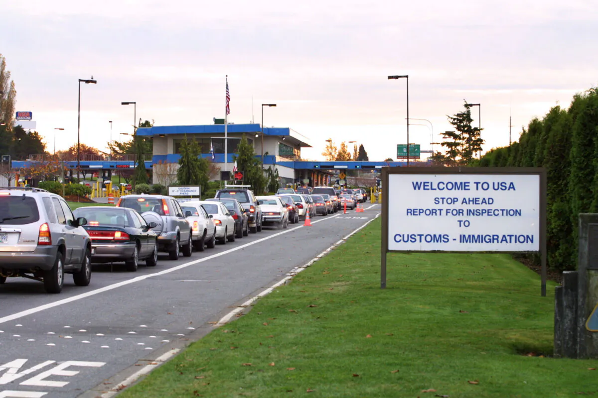 Vehicles line up to enter the United States at the Peace Arch border crossing between Blaine, Washington and White Rock, British Columbia in a file photograph. (Jeff Vinnick/Getty Images)