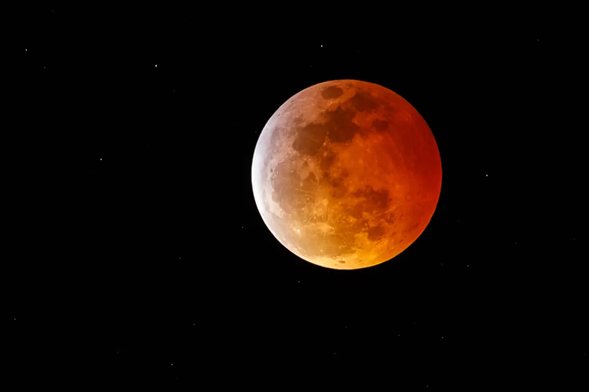 A super blood moon is seen during a total lunar eclipse in Marina Del Rey, Calif., on Jan. 20, 2019. (Rich Polk/Getty Images)