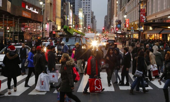 2016 年 11 月 25 日，纽约市黑色星期五活动期间，人们携带零售购物袋。（Eduardo Munoz Alvarez/Getty Images）