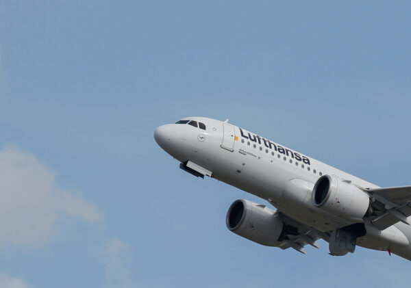 A Lufthansa Airbus A320 takes off at the aircraft builder's headquarters in Colomiers near Toulouse, France, September 27, 2019. (Regis Duvignau/Reuters)