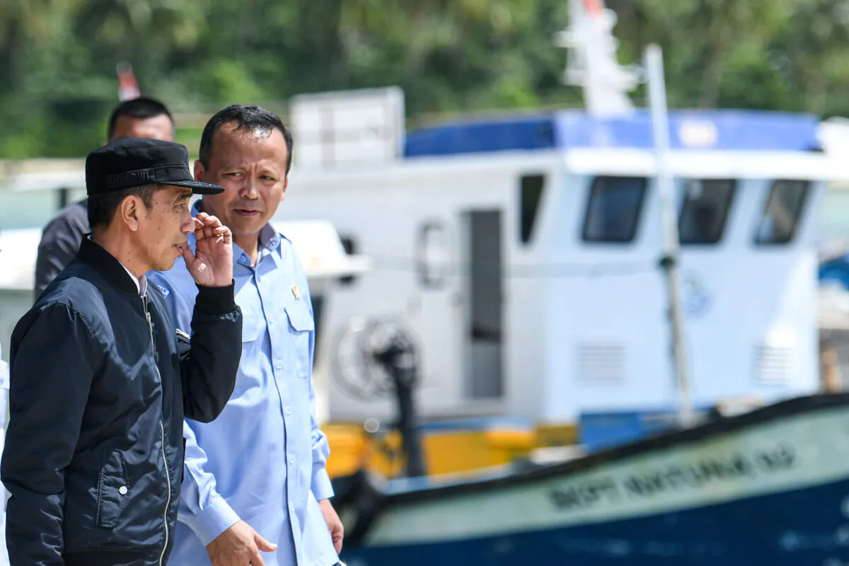 Indonesia's President Joko Widodo talks to Indonesia's Maritime Affairs and Fisheries Minister Edhy Prabowo during a visit in Natuna, Riau Islands, Indonesia, on Jan. 8, 2020. (Antara Foto/M Risyal Hidayat/via Reuters)