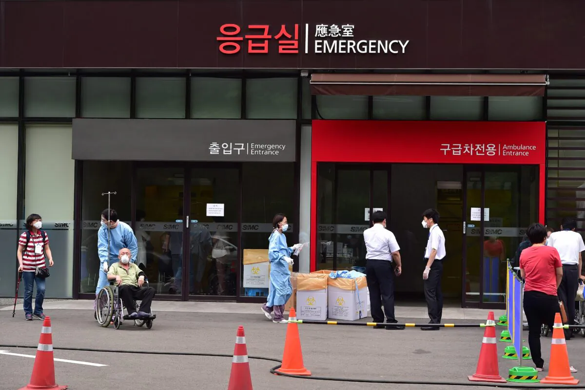 South Korean hospital workers wear face masks in front of the emergency section of the Samsung Medical Center in Seoul on June 8, 2015. (Jung Yeon-je/AFP via Getty Images)