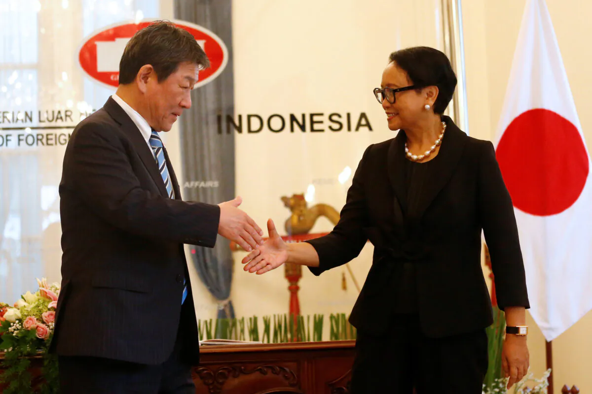 Japanese Foreign Minister Toshimitsu Motegi shakes hands with Indonesia's Foreign Minister Retno Marsudi during a meeting in Jakarta, Indonesia, on Jan. 10, 2020. (Ajeng Dinar Ulfiana/Reuters)