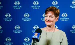 ‘Mesmerizing’ Shen Yun Performance Uplifts Director on New Year’s Day