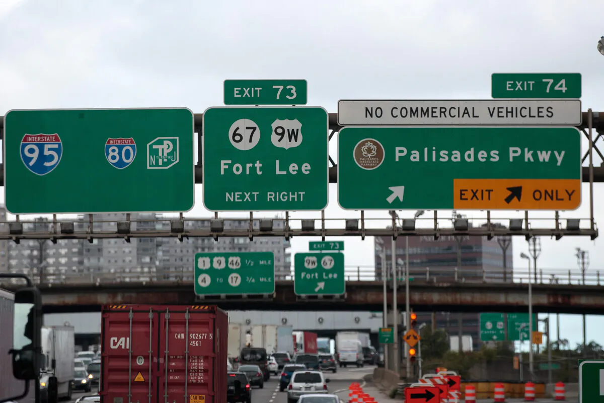 An exit sign for Fort Lee, N.J., is viewed as cars travel across the George Washington Bridge into New Jersey in Fort Lee, N.J., on Sept. 7, 2016. (Drew Angerer/Getty Images)