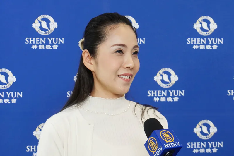 Yonaguni Megumi, a Japanese dancer, enjoys Shen Yun at the Fuchu-no-Mori Art Theater, in Fuchu, Japan, on Jan. 16, 2020. (Xue Juan/The Epoch Times)