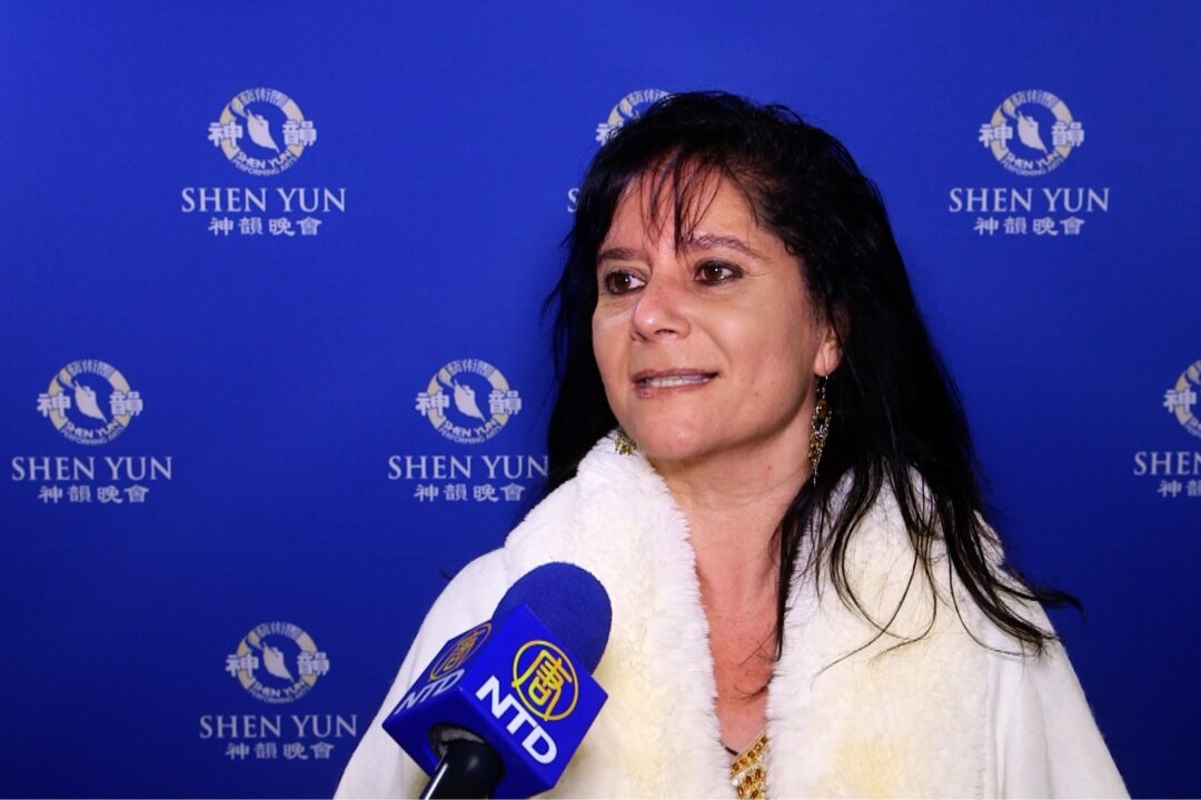 Anna Leah Mintz, talk show producer, host, and mother of three, attended Shen Yun Performing Arts at the California Center for the Arts in Escondido, Calif., Jan. 18, 2020. (NTDTV)