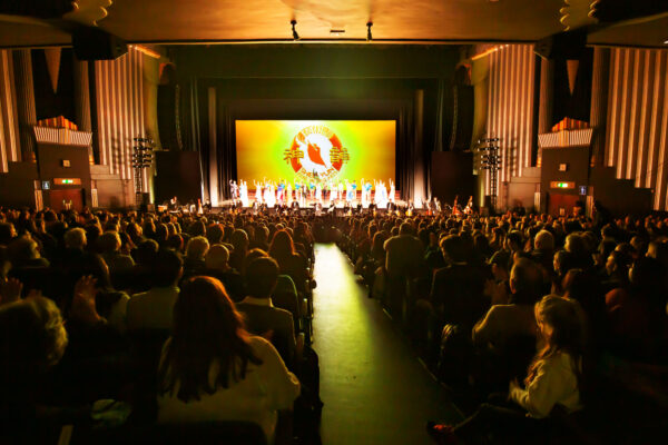 Shen-Yun-shenyun-audience-84-20200118-2pm-London-CurtainCall