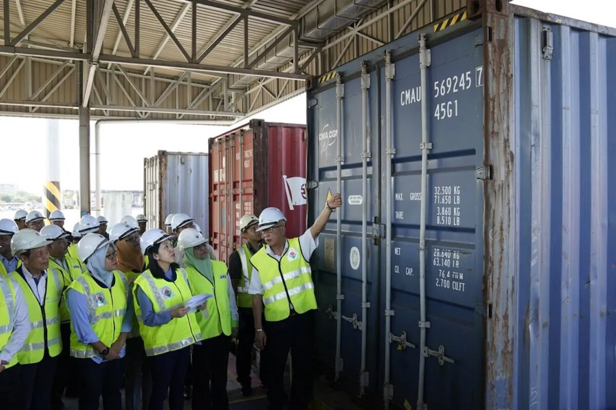 Malaysia's Environment Minister Yeo Bee Yin, third from left, inspects a container with plastic waste at a port in Butterworth, Malaysia, on Jan. 20, 2020. (AP Photo/Vincent Thian)
