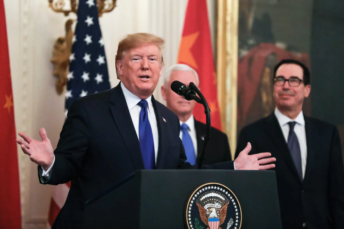 President Donald Trump and cabinet officials during the signing of phase one of a trade deal with China in the East Room of the White House in Washington on Jan. 15, 2020. (Charlotte Cuthbertson/The Epoch Times)
