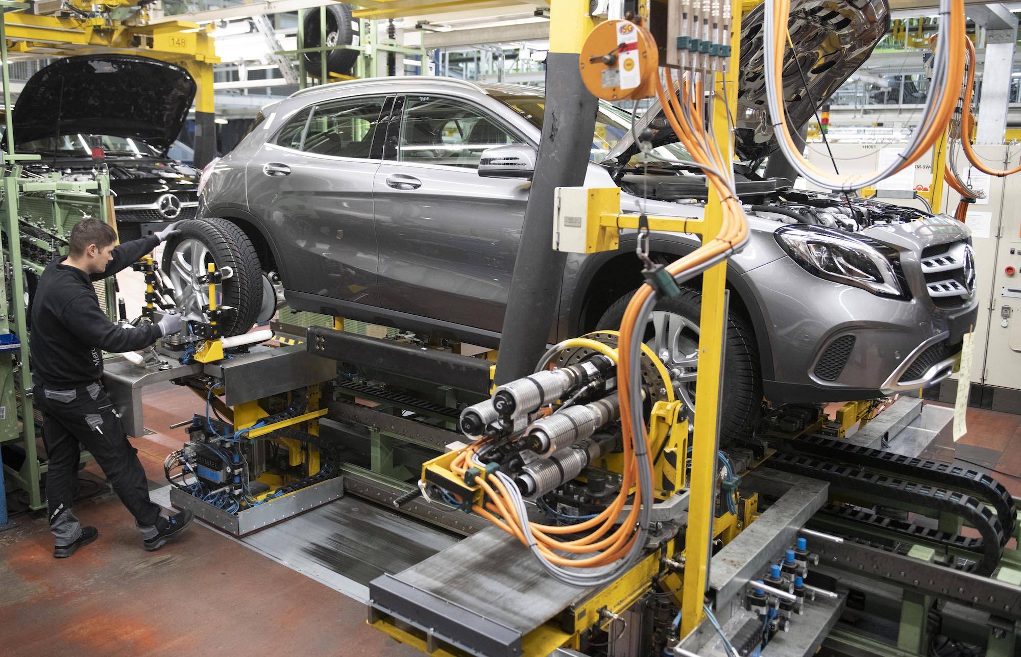 Mercedes-car-manufacturing