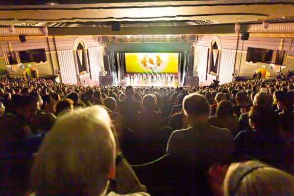 Shen-Yun-audience-81-2020-01-21-730pm-London-CurtainCall_