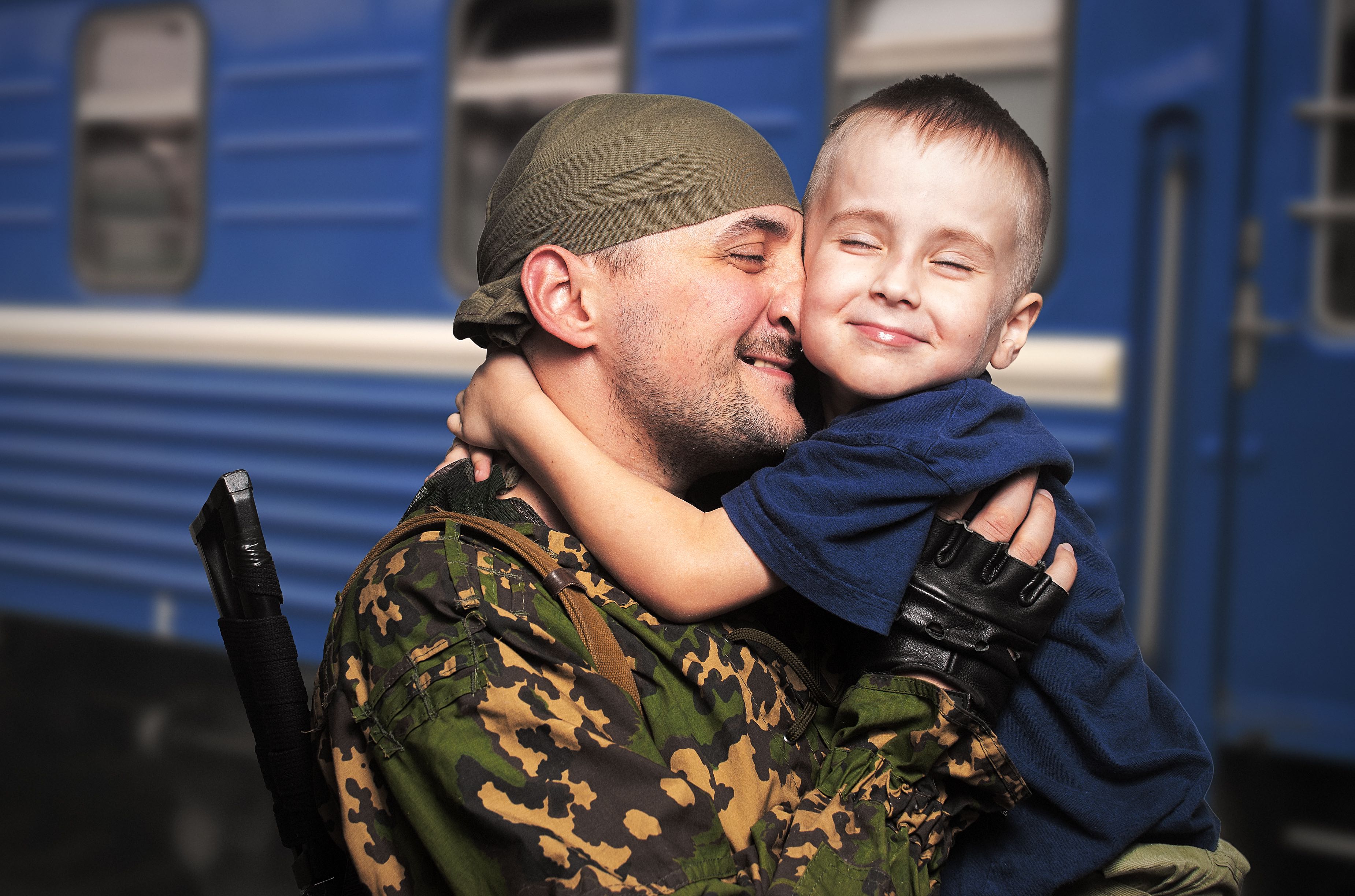 Друг отца встречается. Военный с ребенком. Солдат обнимает ребенка. Военный обнимает ребенка. Военный с сыном.