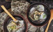 Korean Rice Cake Soup With Dumplings (Duk Mandu Guk)