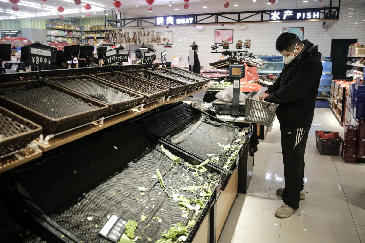 Customers wear masks in a market in Wuhan, Hubei Province, China, on Jan. 23, 2020. (Getty Images)