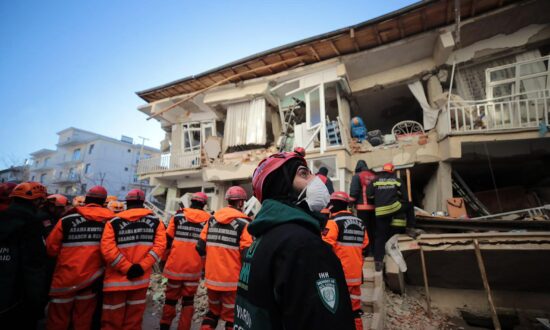 Θάνατοι ναύλων θανάτου στα 22 στο σεισμό τουρκικά.  1.000 Hurt