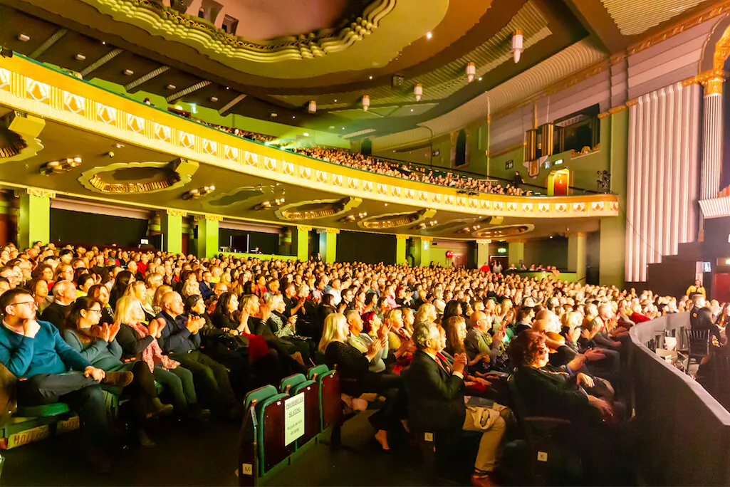In London, a sold-out performance of New York-based Shen Yun Performing Arts wraps up with a curtain call at The Eventim Apollo, on Jan. 25, 2020. (The Epoch Times)