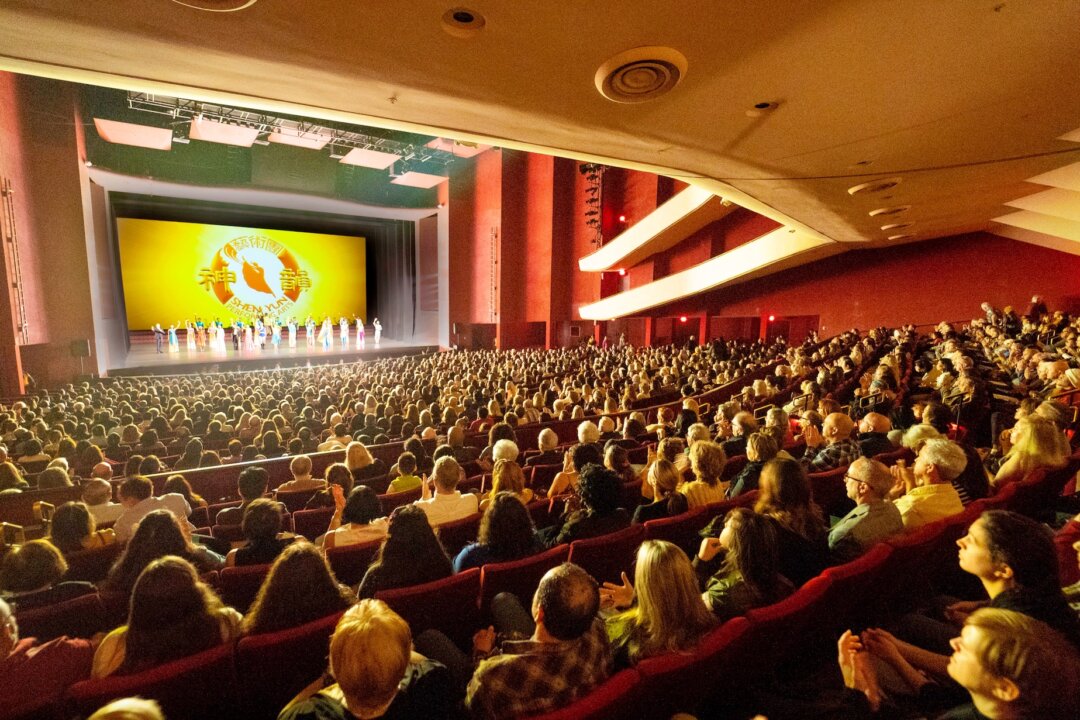 Shen Yun Performing Arts' curtain call at the San Diego Civic Theater in San Diego, Calif., on Jan. 26, 2020. (The Epoch Times)