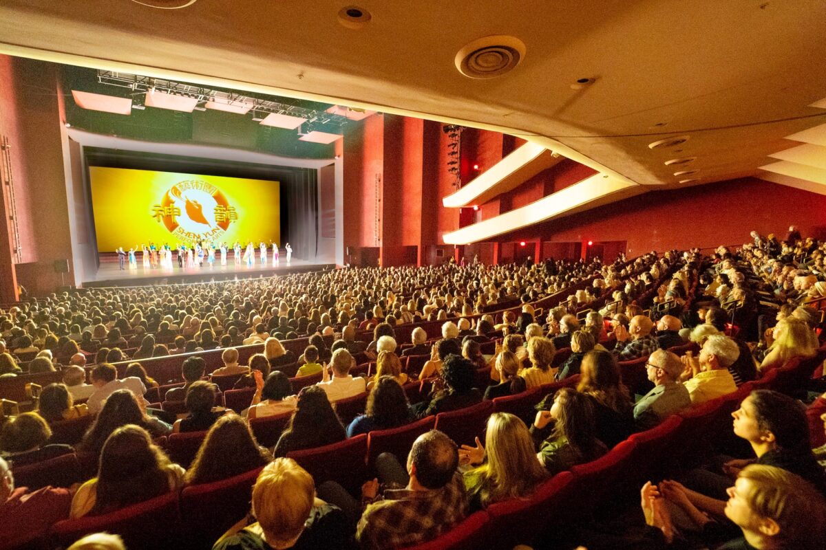Shen Yun Performing Arts' curtain call at the San Diego Civic Theater, on Jan. 26, 2020. (The Epoch Times)