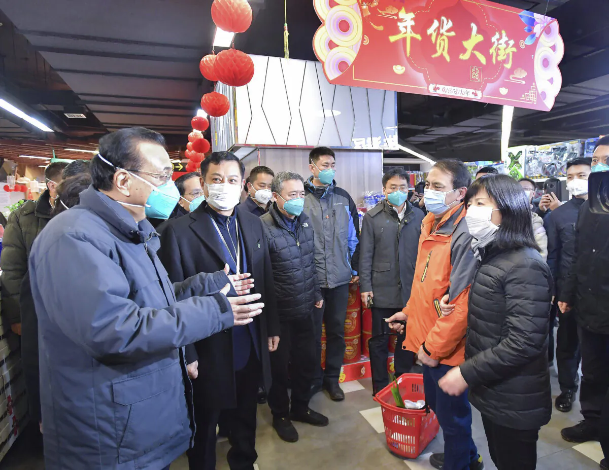 Chinese Premier Li Keqiang (L) speaks with people at a supermarket in Wuhan in central China's Hubei Province, on Jan. 27, 2020. (Li Tao/Xinhua via AP)