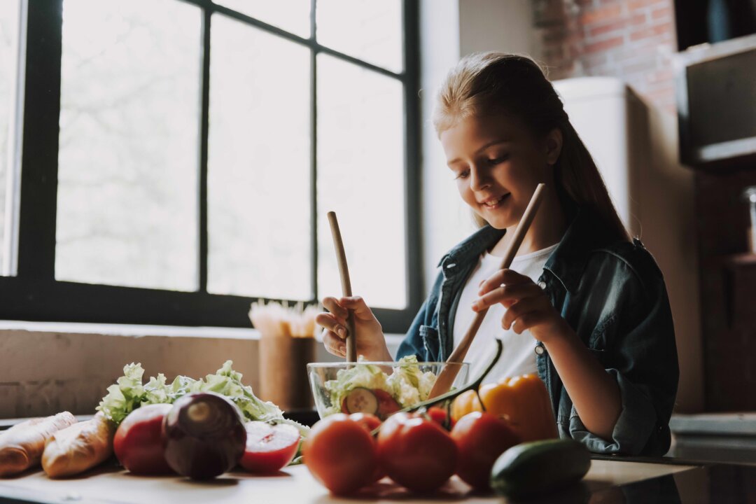 A salad is a great way to get the fiber that feeds our microbiome. (VGstockstudio/Shutterstock)