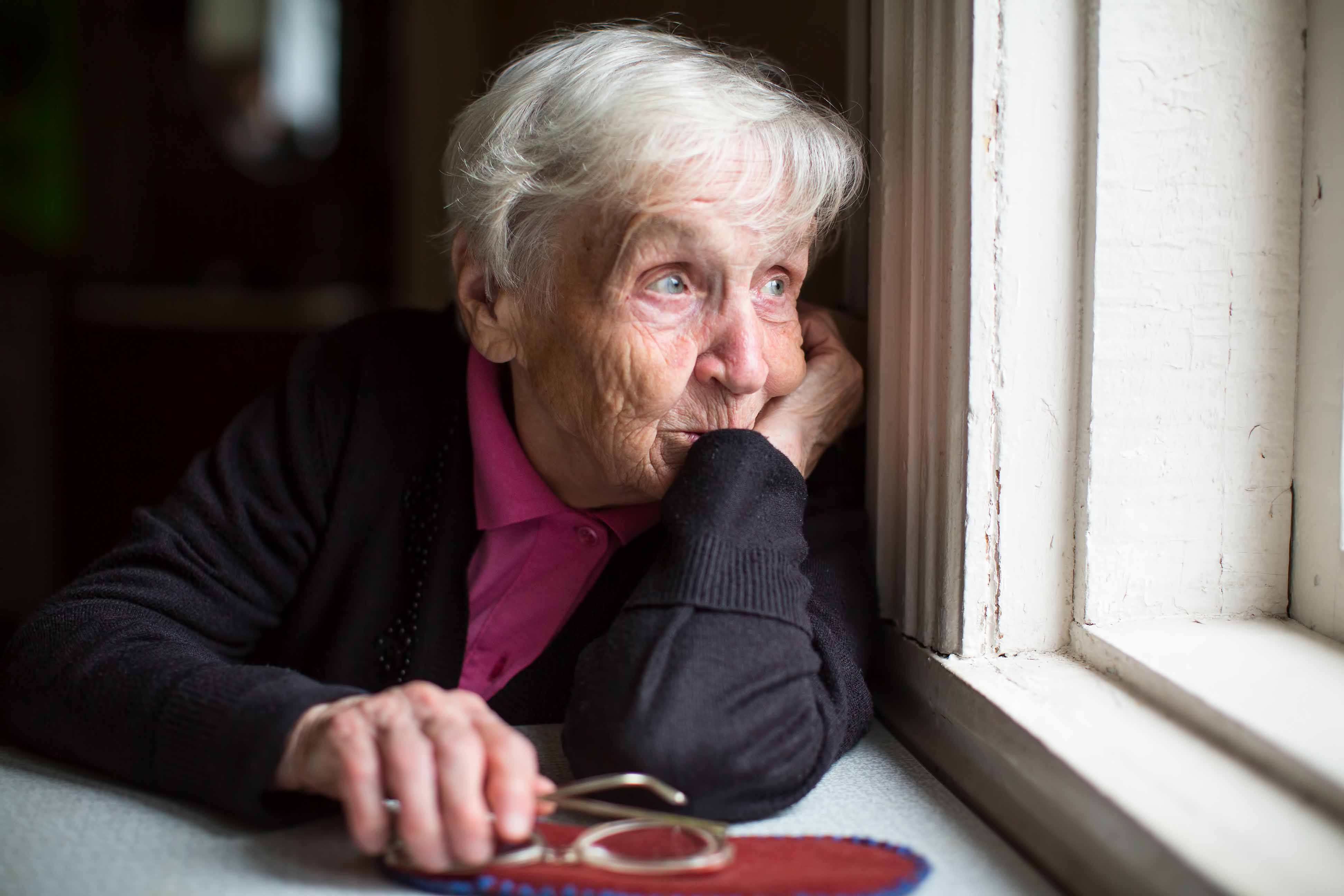 Бабушка скучала по нам. Пожилые люди. Одиночество пожилых. Одинокие старики. Одинокие пожилые люди.