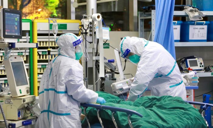 Medical staff in protective suits treat a patient with pneumonia caused by the new coronavirus at the Zhongnan Hospital of Wuhan University, in Wuhan, Hubei province, China on Jan. 28, 2020. (China Daily via Reuters)
