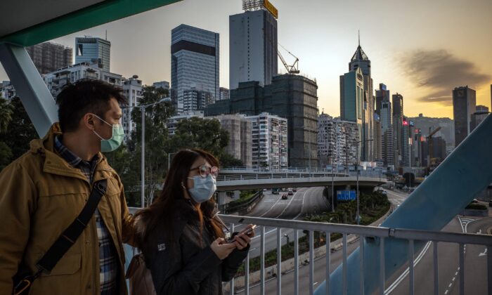 People wearing protective masks walk on a pedestrian bridge in Hong Kong, China, on Jan. 29, 2020.  (Anthony Kwan/Getty Images)