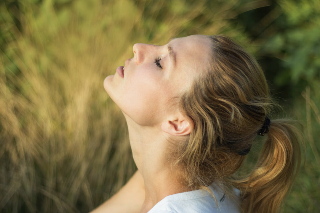 Taking a moment to tune into your thoughts and physical sensations can break a cycle of depressive thinking. (Dodokat/Shutterstock)