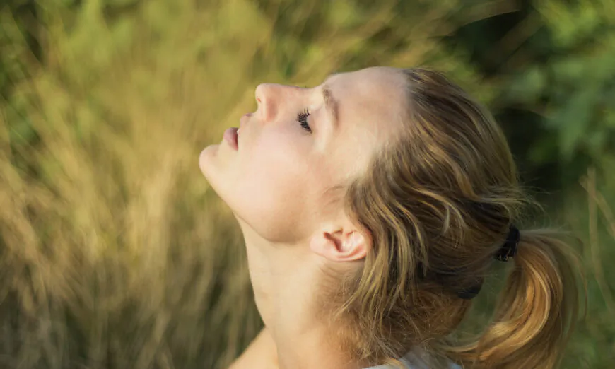 Taking a moment to tune into your thoughts and physical sensations can break a cycle of depressive thinking. (Dodokat/Shutterstock)