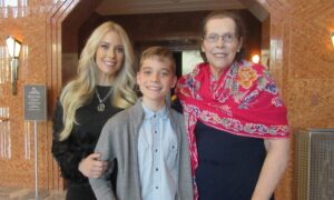 Shen Yun Enlightens and Uplifts for Three Generations