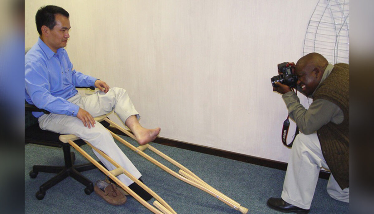 David Liang (L) being interviewed by The Sowetan, one of the most influential newspapers in South Africa, in 2004. (Minghui)