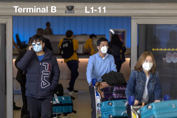 Travelers wearring mask to protect against coronavirus