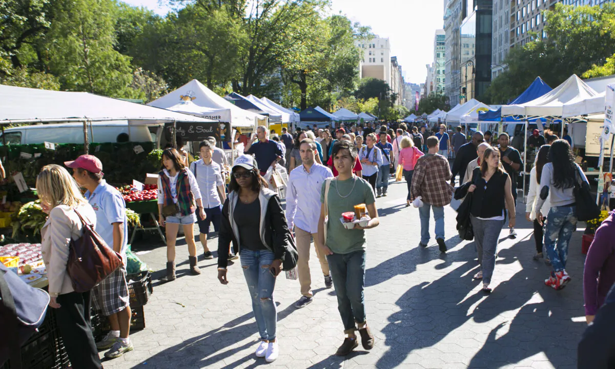 People visit the Union Square farmers market in Manhattan, New York, on Sept. 22, 2014. (Samira Bouaou/The Epoch Times)