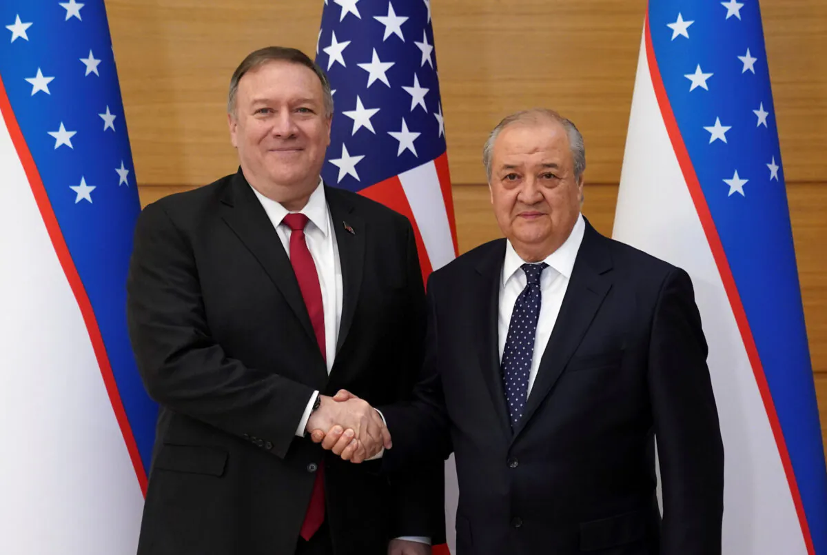 U.S. Secretary of State Mike Pompeo (L) meets with Uzbekistan Foreign Minister Abdulaziz Khafizovich Kamilov in Tashkent, Uzbekistan, Feb. 3, 2020. (Kevin Lamarque/Pool/Reuters)