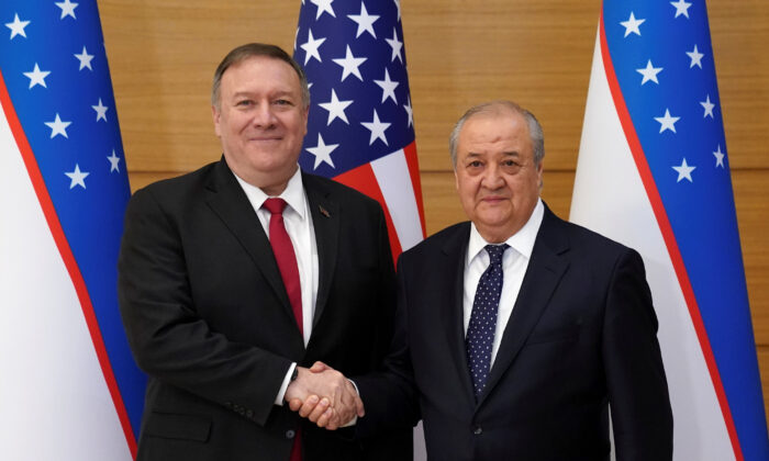 U.S. Secretary of State Mike Pompeo (L) meets with Uzbekistan Foreign Minister Abdulaziz Khafizovich Kamilov in Tashkent, Uzbekistan, Feb. 3, 2020. (Kevin Lamarque/Pool/Reuters)