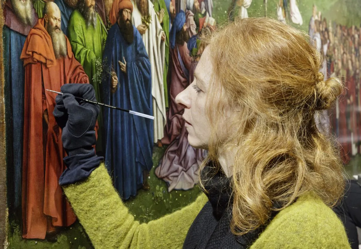 A conservator retouches the painting. (KIK-IRPA/Lukasweb.be-Art in Flanders vzw)