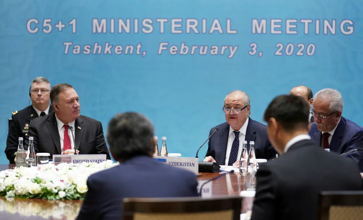 U.S. Secretary of State Mike Pompeo (L) and Uzbek Foreign Minister Abdulaziz Kamilov (R) at the C5+1 (five Central Asian states+U.S.) ministerial meeting in Tashkent, Uzbekistan, on Feb. 3, 2020. (Kevin Lamarque/Pool/Reuters)