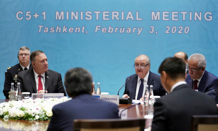 U.S. Secretary of State Mike Pompeo (L) and  Uzbek Foreign Minister Abdulaziz Kamilov (R) at the C5+1(five Central Asian states+U.S.) Ministerial meeting in Tashkent, Uzbekistan, on Feb. 3, 2020. (Kevin Lamarque/Pool/Reuters)