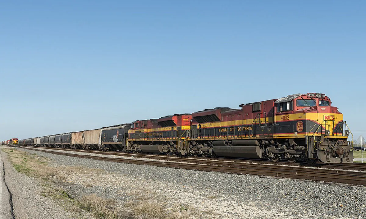 A Kansas City Southern Railway Company train pass on the tracks as it hauls freight. (skeeze/Pixabay.com)