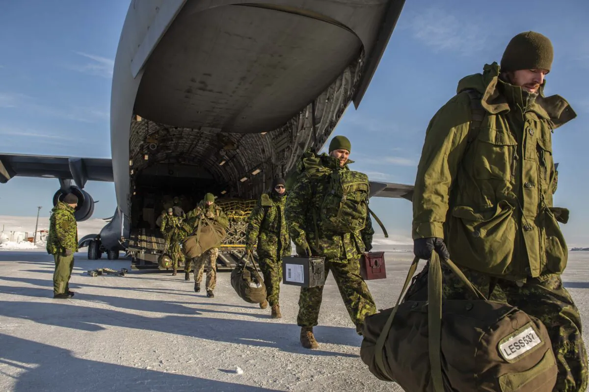 Canadian Armed Forces members deployed on Operation Nanook-Nunalivut arrive aboard a CC-177 Globemaster at Resolute Bay Airport in Resolute, Nunavut, in this file photo. (Canadian Armed Forces)