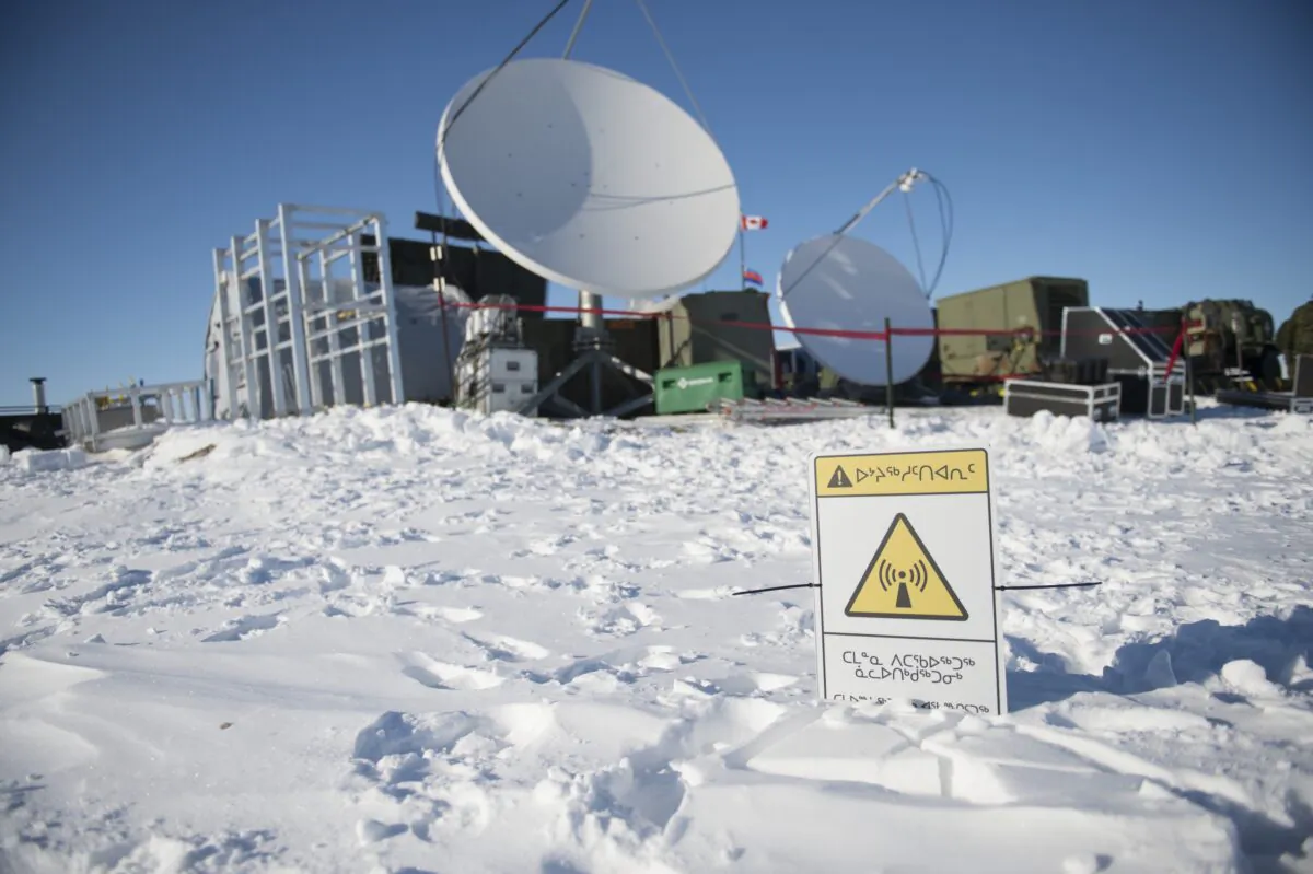Military radar deployed by Canadian and American military personnel in Resolute Bay, Nunavut Territory, Canada on May 27, 2015. (Corporal Patrick Drouin, 4 Wing Imaging)