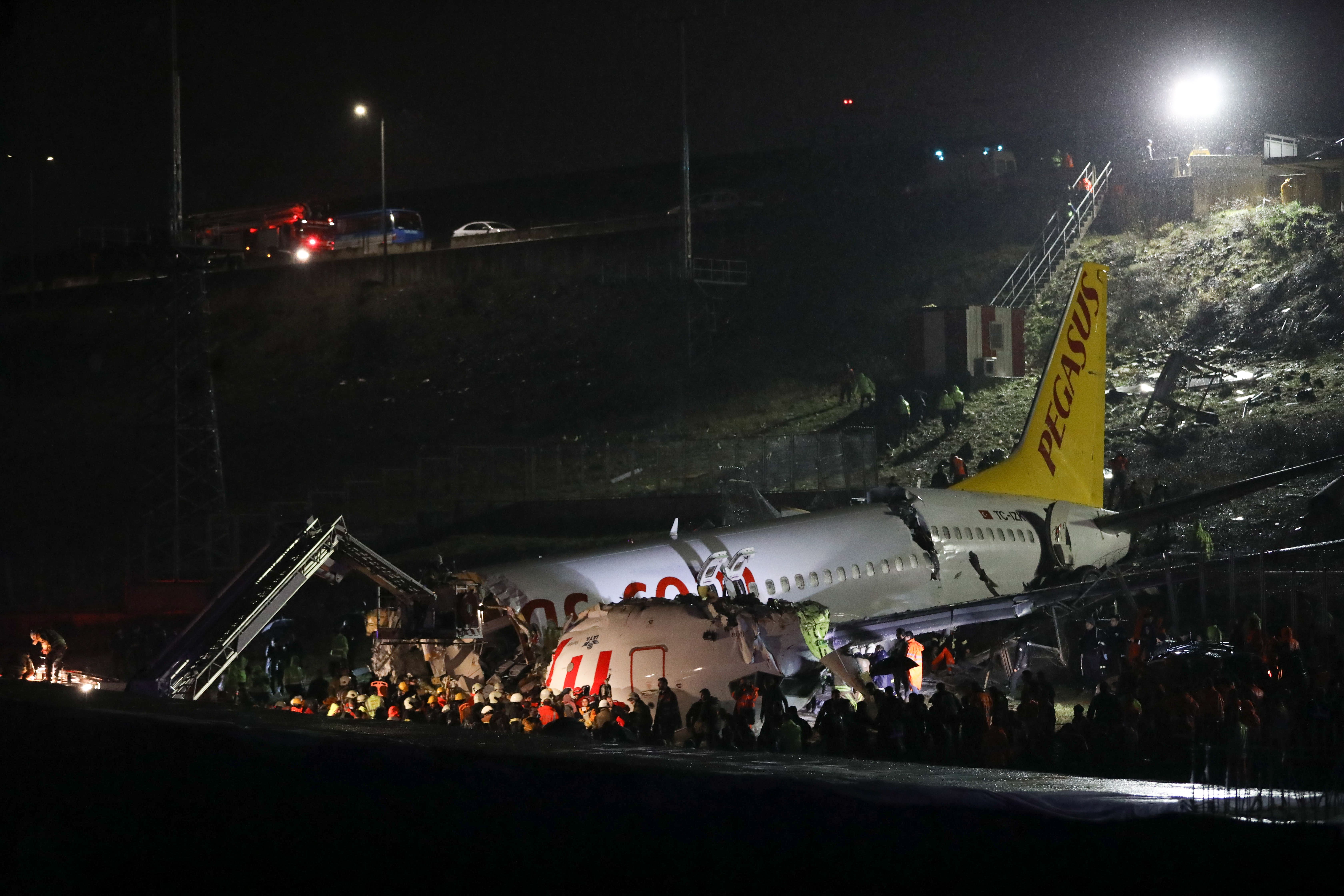 Самолет турция сегодня. Крушение Boeing 737 в Стамбуле. Боинг 737 авиакатастрофа. Катастрофа Boeing 737 в Стамбуле. Авиакатастрофа Pegasus Airlines.