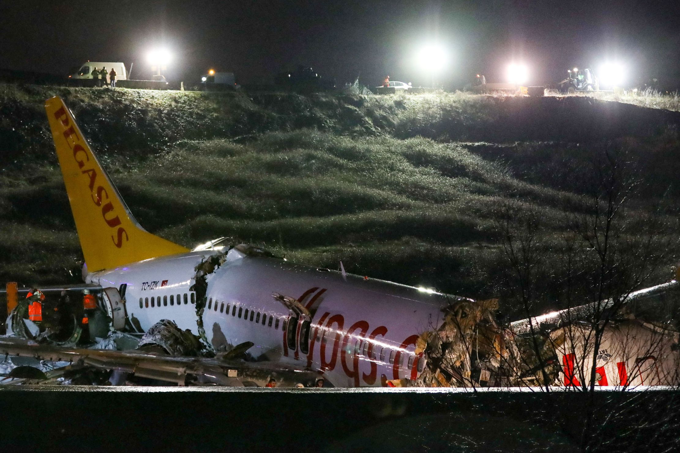 Авиакатастрофы boeing. Боинг 737-800 Пегасус. Боинг 737 авиакатастрофа.
